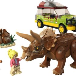 LEGO Jurassic Triceratopsia tutkimassa 76959