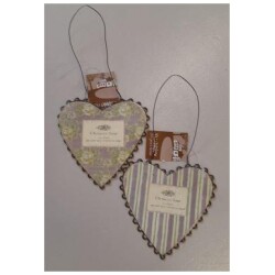 Peltisydan ripustimella sydamen koko n. 11x11,5cm + ripustin 11cm. 2 erilaista kuviota