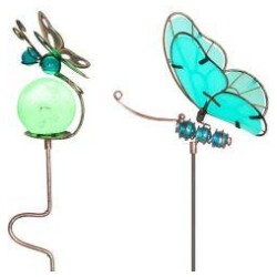 Pimeassa hohtava perhonen